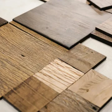 Échantillons de différents types de finitions et teintes de parquet en bois