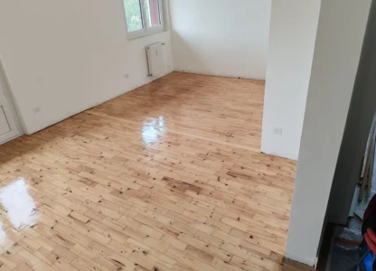 Parquet en sapin rénové et vitrifié à Viuz-en-Sallaz